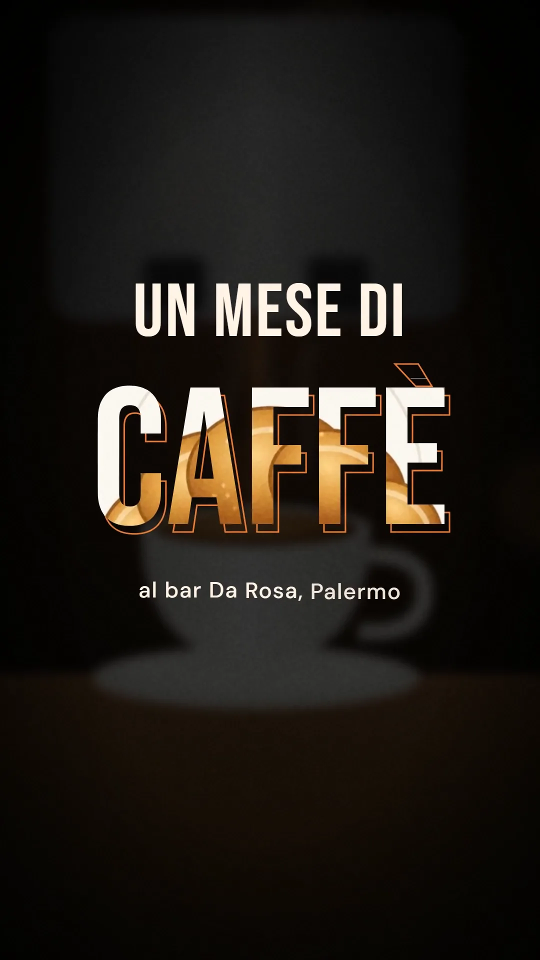 Fotogramma del recap a 3,6 secondi: la scritta UN MESE DI e sotto la parola CAFFÈ enorme, con dentro le lettere il video del cornetto, un contorno arancione sfalsato e la riga al bar Da Rosa, Palermo, su una tazza sfocata